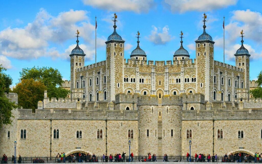 Overview on Tower of London with London Car Transfer: